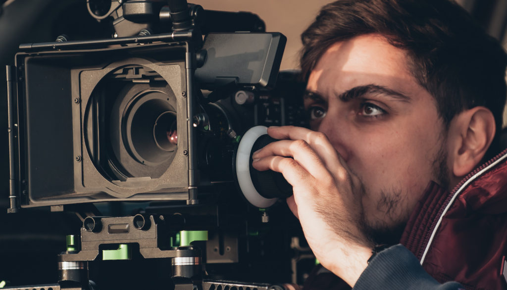 O curso de Direção de Fotografia: Linguagem e História é um curso Teórico e Prático. A cada aula, você terá acesso a uma apostila cheia de conceitos, referências, aulas em vídeo e uma proposta de Exercício Prático que você poderá filmar com seu celular, câmera profissional e ser avaliado individualmente pelo seu professor. Preparamos uma série de dicas de aplicativos, recursos técnicos e tecnológicos, além de referências estéticas e de linguagem para você ingressar neste que é um dos mercados mais promissores do mercado de audiovisual. O diferencial do curso é que, a cada aula, você colocará em prática os conceitos teóricos estudados e poderá montar seu primeiro portfólio para ingressar em produtoras, emissoras de TV e fazer seu primeiro curta e longa-metragem. Bons estudos!
Carga horária: 16h/aula
Professor
André Moncaio